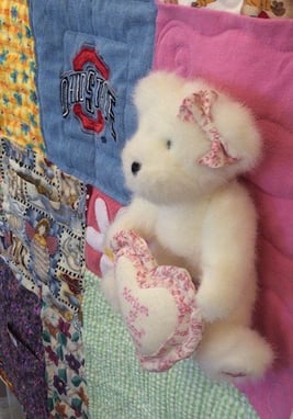 Stuffed_bear_on_memory_quilt